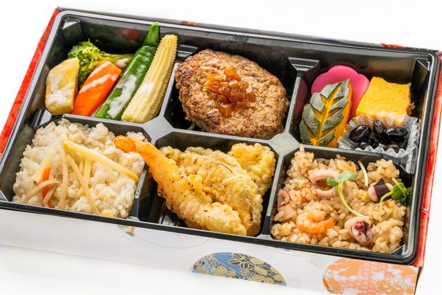 洋食 出水-【期間限定】海鮮炊き込みごはんと天ぷら3種のグリルハンバーグ弁当