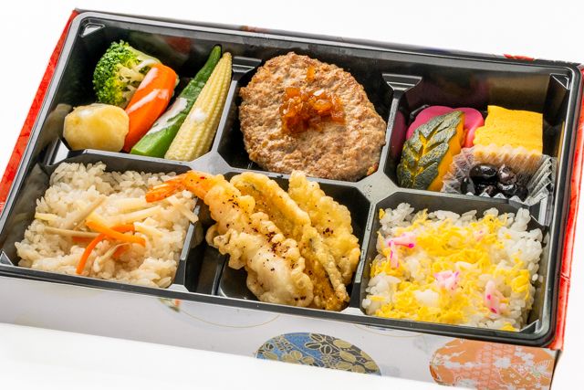 洋食 出水-錦糸ごはんと天ぷら3種のグリルハンバーグ弁当