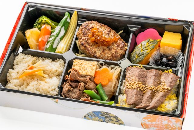 洋食 出水-国産牛ロースステーキと国産牛ロースすき焼きのグリルハンバーグ弁当