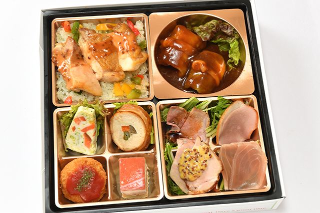 洋食 出水-特製グリルチキンとロールキャベツの8種彩り弁当