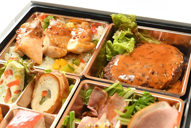 洋食 出水-特製グリルチキンと国産ハンバーグの8種彩り弁当