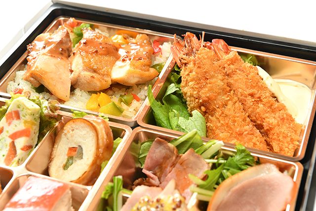 洋食 出水-特製グリルチキンとフライドシュリンプの8種彩り弁当