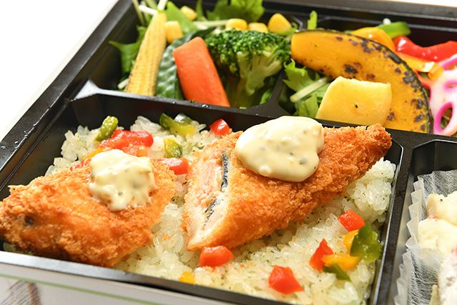 洋食 出水-10種野菜のサーモンフライタルタル弁当