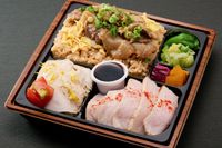苑囿（福岡店）-牛焼肉ビビンバとバンバンジーサラダ弁当【肉増量】