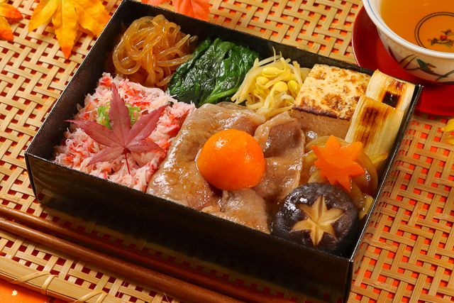【秋季限定】蟹飯と黒毛和牛すき焼き重の商品写真