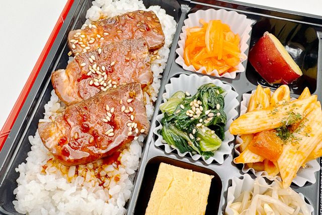 食彩 咲楽咲く-咲楽御膳（鮭と唐揚げ）