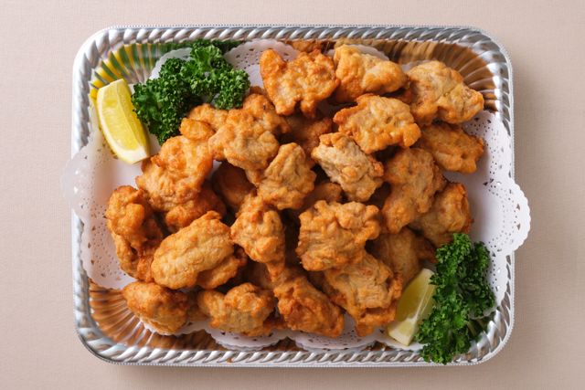 山盛り1kg！若鶏の唐揚げ