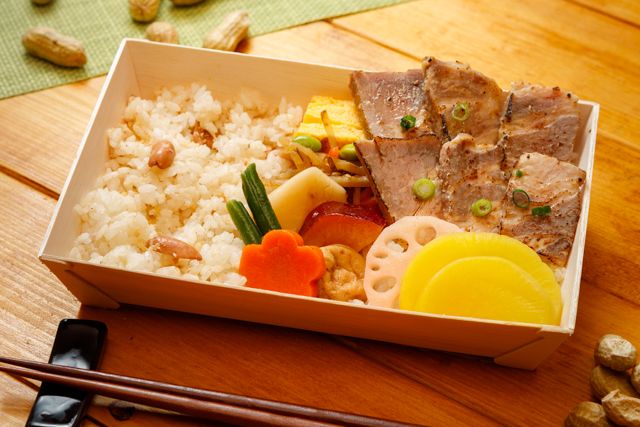 仕出しろっかん-落花生ご飯と味噌漬け焼豚弁当