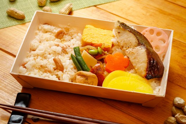 仕出しろっかん-落花生ご飯と銀ひらす西京焼き弁当