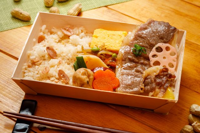 仕出しろっかん-落花生ご飯と黒毛和牛すき焼き弁当