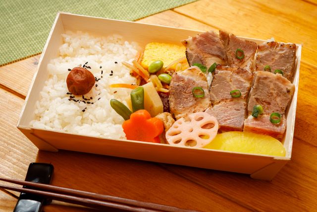 仕出しろっかん-味噌漬け焼豚弁当