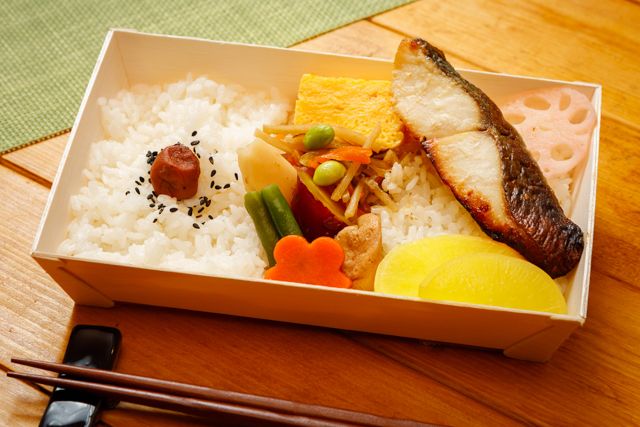 仕出しろっかん-銀ひらす西京焼き弁当