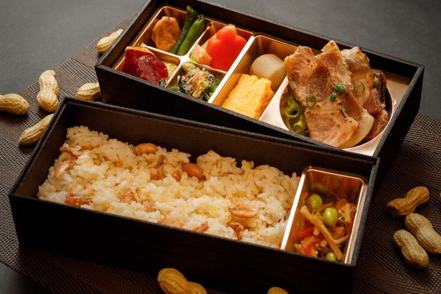 仕出しろっかん-落花生ご飯と味噌漬け焼豚二段重