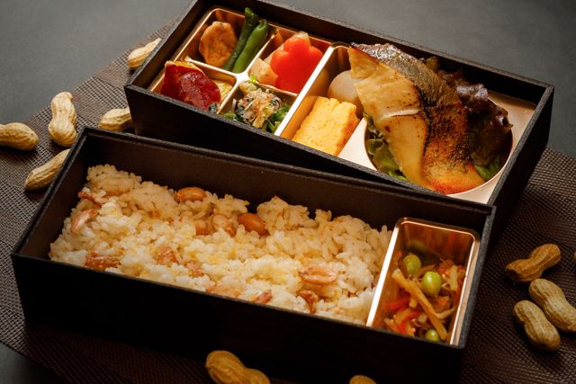仕出しろっかん-落花生ご飯と銀ひらす西京焼き二段重