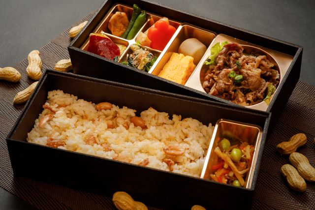 仕出しろっかん-落花生ご飯と黒毛和牛すき焼き二段重