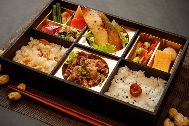 仕出しろっかん-落花生ご飯と黒毛和牛すき焼き、銀ひらす西京焼き御膳
