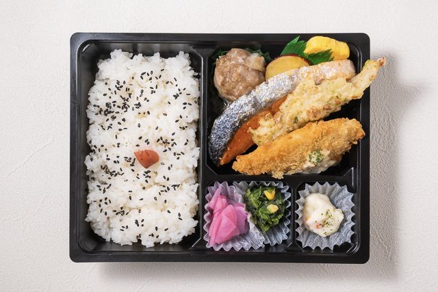おべんとう・そうざい あかり-【お魚】彩り御膳（焼き鮭＆白身魚フライ）