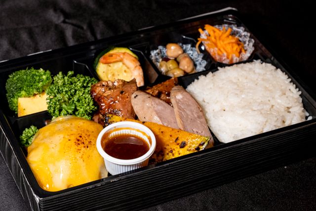 B.B.Q KIMURA Steak＆Grill（名古屋店）-コルビージャックチーズバーグ＆スパイシーBBQ＆生ソーセージのグリル弁当