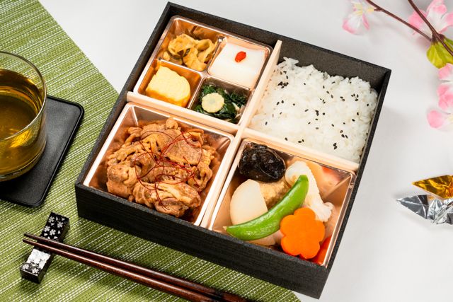スキヤキトオニク「肉べゑ」(久留米店）-【熨斗対応可】牛すき松花堂弁当