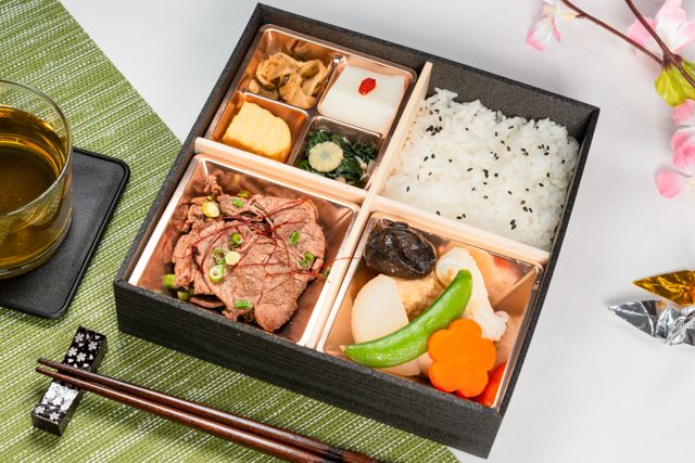スキヤキトオニク「肉べゑ」(久留米店）-【熨斗対応可】牛カルビ焼肉松花堂弁当