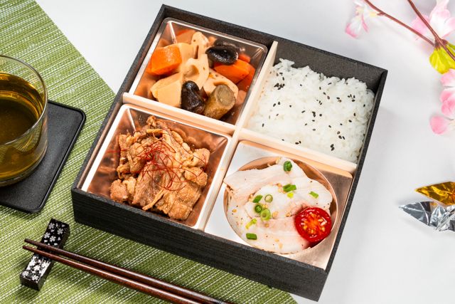 スキヤキトオニク「肉べゑ」(久留米店）-【熨斗対応可】牛すきと豚しゃぶの肉盛り弁当