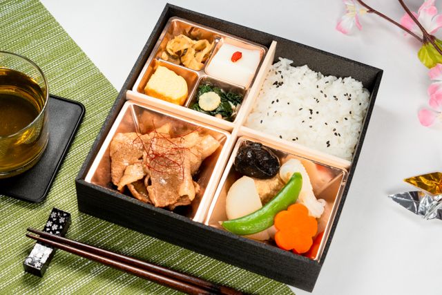 スキヤキトオニク「肉べゑ」(久留米店）-【熨斗対応可】国産トモバラ牛すき弁当