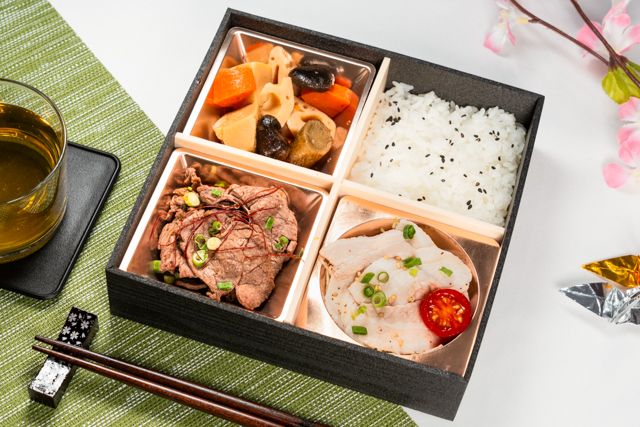スキヤキトオニク「肉べゑ」(久留米店）-【熨斗対応可】牛カルビ焼きと豚しゃぶの肉盛り弁当