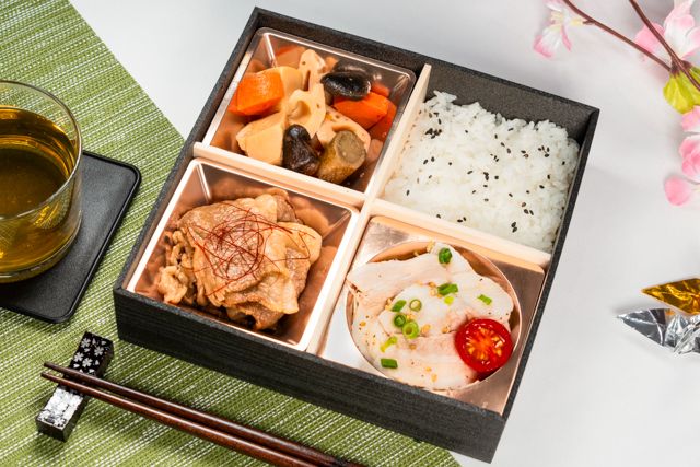 スキヤキトオニク「肉べゑ」(久留米店）-【熨斗対応可】国産トモバラ牛すきと豚しゃぶの肉盛り弁当
