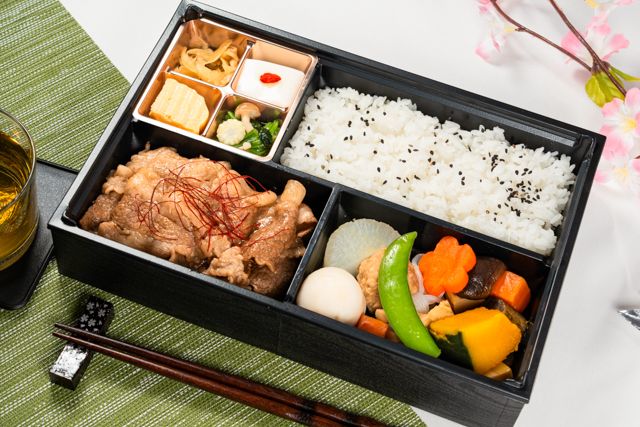 スキヤキトオニク「肉べゑ」(久留米店）-【熨斗対応可】国産トモバラ牛すき弁当【上】