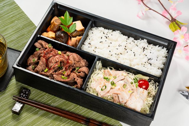 スキヤキトオニク「肉べゑ」(久留米店）-【熨斗対応可】牛カルビ焼きと豚しゃぶの肉盛り弁当【上】