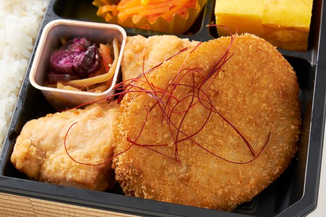 ころっち（東京店）-国産野菜のビーフコロッケ & 鶏むね唐揚げの彩り弁当【お茶付】