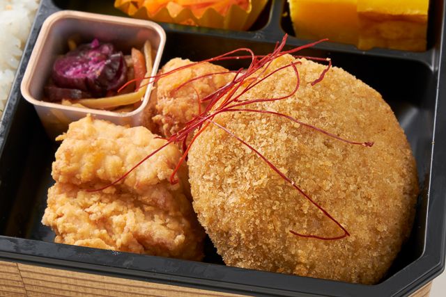 ころっち（東京店）-和牛ミンチカツ ＆ 鶏むね唐揚げの彩り弁当【お茶付】