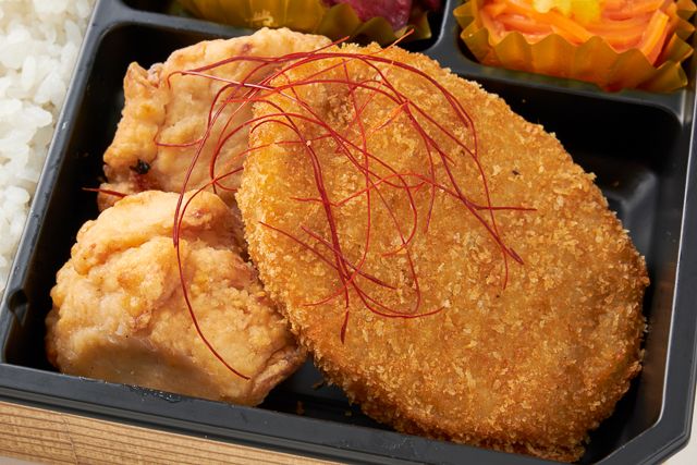 ころっち（東京店）-国産野菜のビーフコロッケ＆ 鶏むね唐揚げの贅沢弁当【お茶付】
