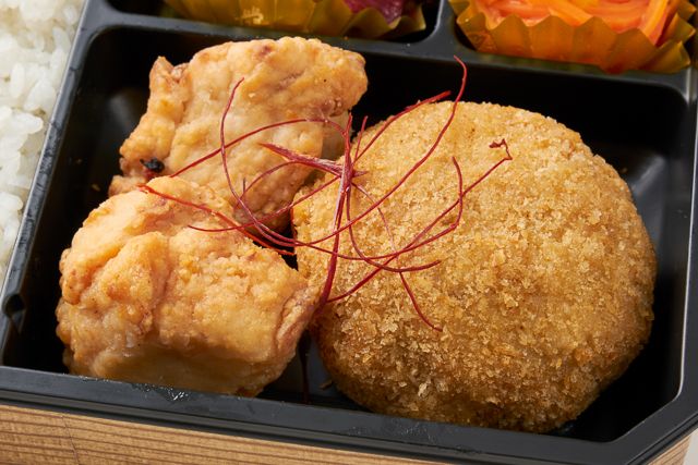 ころっち（東京店）-和牛ミンチカツ ＆ 鶏むね唐揚げの贅沢弁当【お茶付】