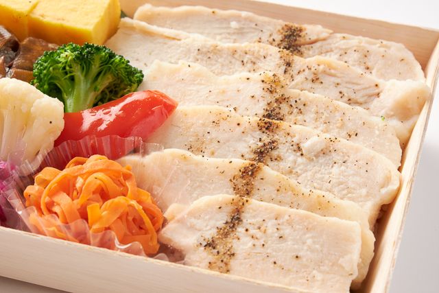 TOTONOE+（トトノエプラス）（東京店）-アマニ鶏のスチームチキン〜シャリアピンソース〜＆国産さば塩焼き