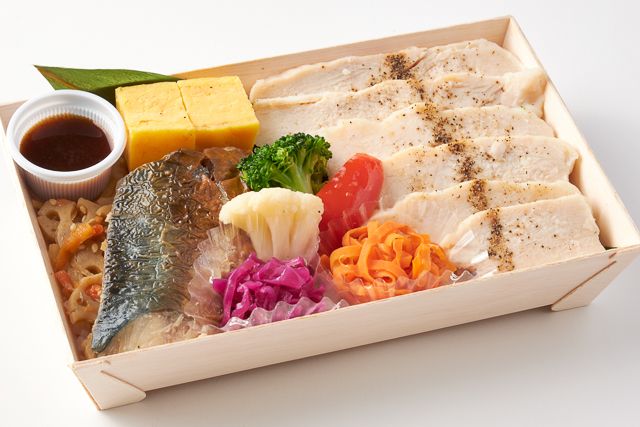 アマニ鶏のスチームチキン〜シャリアピンソース〜＆国産さば塩焼き