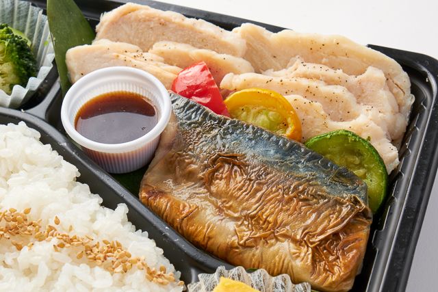 頂飯-ITADAKIMESHI-（東京店）-焼き塩サバとアマニ鶏蒸し焼き シャリアピンソース