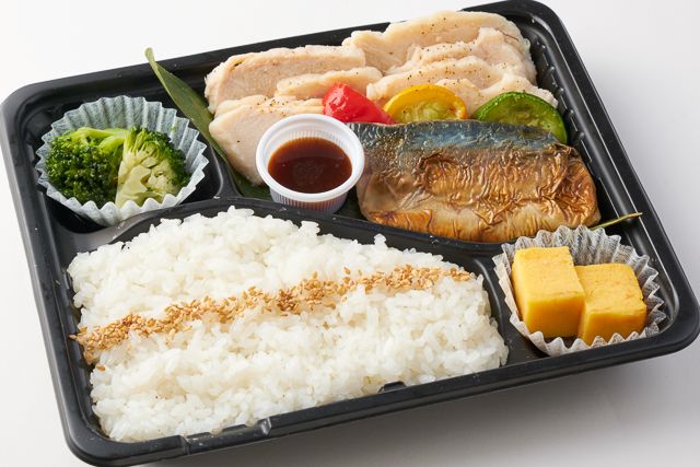 頂飯-ITADAKIMESHI-（東京店）-焼き塩サバとアマニ鶏蒸し焼き シャリアピンソース
