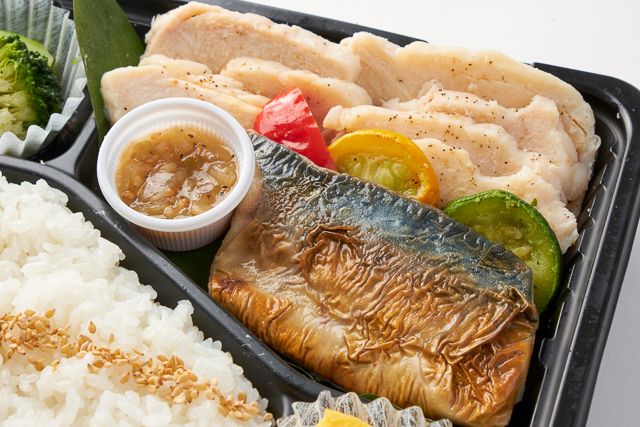 頂飯-ITADAKIMESHI-（東京店）-焼き塩サバとアマニ鶏の蒸し焼き ネギ塩だれ
