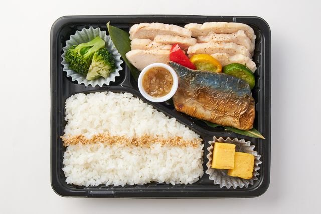 頂飯-ITADAKIMESHI-（東京店）-焼き塩サバとアマニ鶏の蒸し焼き ネギ塩だれ
