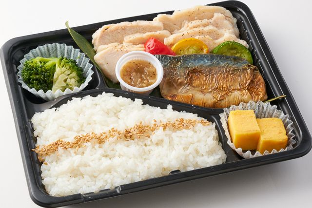 頂飯-ITADAKIMESHI-（東京店）-焼き塩サバとアマニ鶏の蒸し焼き ネギ塩だれ