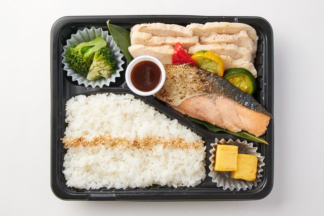 頂飯-ITADAKIMESHI-（東京店）-国産塩鮭とアマニ鶏の蒸し焼き シャリアピンソース