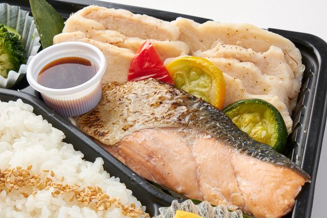 頂飯-ITADAKIMESHI-（東京店）-国産塩鮭とアマニ鶏の蒸し焼き シャリアピンソース