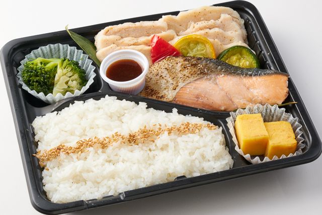 国産塩鮭とアマニ鶏の蒸し焼き シャリアピンソース