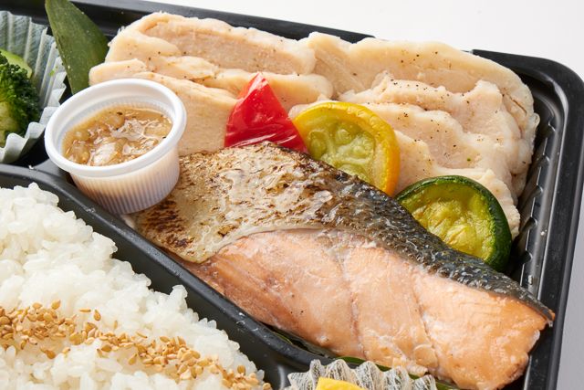 頂飯-ITADAKIMESHI-（東京店）-国産塩鮭とアマニ鶏の蒸し焼き ネギ塩だれ