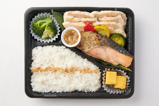 頂飯-ITADAKIMESHI-（東京店）-国産塩鮭とアマニ鶏の蒸し焼き ネギ塩だれ