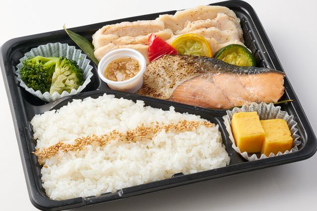 国産塩鮭とアマニ鶏の蒸し焼き ネギ塩だれ