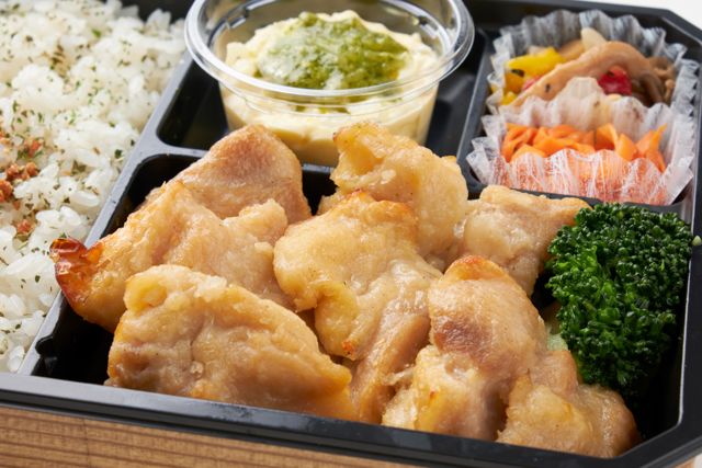 たるたる（東京店）-鶏モモ肉の塩麹焼き バジルたるたるソース
