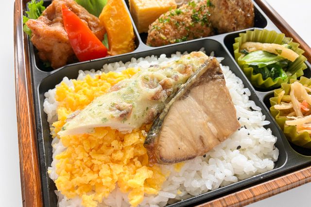 KURA-SHINO kitchen（東京店）-いろどり-ぶりの照り焼きと若鶏のからあげ-