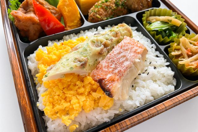 KURA-SHINO kitchen（東京店）-いろどり-赤魚の西京焼きと若鶏のからあげ-